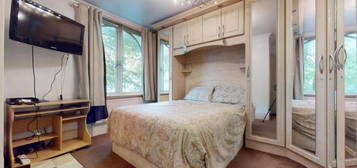 Flat to rent in Crown Court Park Road, Regents Park, London NW8