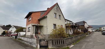 Geht es noch günstiger? Zweifamilienhaus mit moderaten Grundstück...