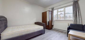 Studio to rent in Edgware Road, London W2