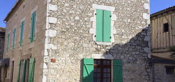 Maison en pierre située au cœur d’un village médiéval renommé.