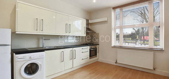 Flat to rent in High Street, London N8