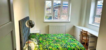 Room to rent in Penrose Street, London SE17