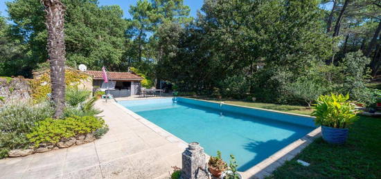 Villa T7 en R+1 de 176 m², sur un terrain de 2765 m² avec garage et piscine