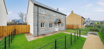 4 bed detached house for sale