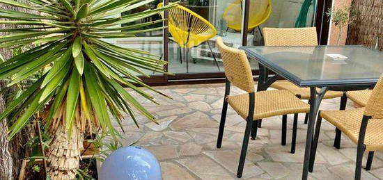 Loue meublé avec terrasse de 50 m2 en rez de jardin