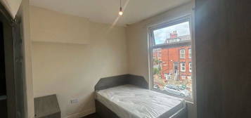 4 bed terraced house to rent