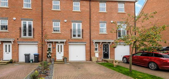 Town house to rent in Virginia Water, Surrey GU25