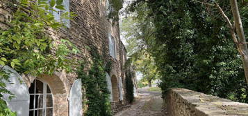 Maison de village à vendre à Goult avec une terrasse cour intérieure et un appartement d'amis