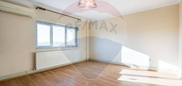 Apartament cu 3 camere de vânzare în zona Drumul Sarii