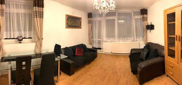 Flat to rent in Cordelia Street, London E14