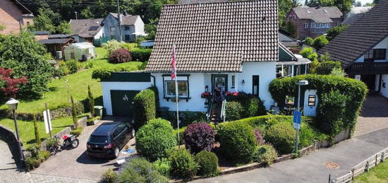 Hennef Einfamilienhaus mit 5 Zi., 156m² Whf., große Garage und 444m² Grundstück!