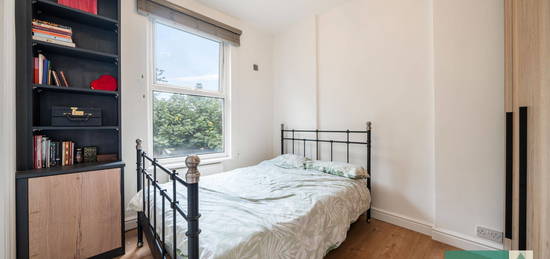 Flat to rent in Ronver Road, London SE12