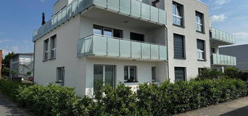 Helle, moderne Wohnung mit großem Balkon, lux. EBK und Aufzug