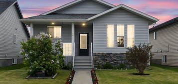 3 N Taylor Dr, Lacombe, AB T4L 2N8
