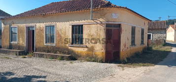 Casa para restauro situado numa zona muito bonita e tranquila na Serra De Santo António