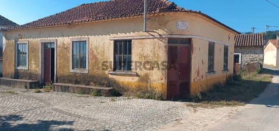 Casa para restauro situado numa zona muito bonita e tranquila na Serra De Santo António