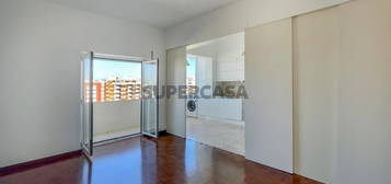 Excelente apartamento T2 na Rua dos Soeiros, com 2 varandas