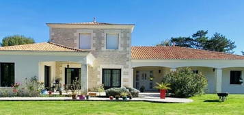 Villa de prestige avec  T1 de 64 M² SUR 7500 M²   817404