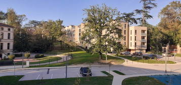 Appartement T3 + balcon et 2 places de parking sécurisées proche centre