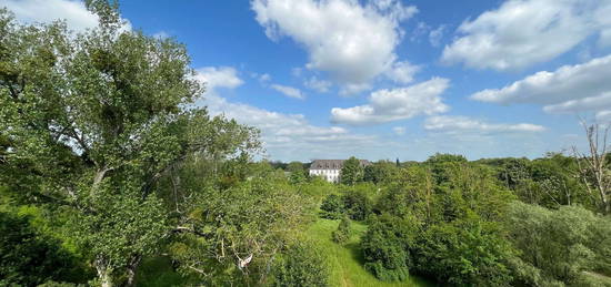 Wohnen mit Blick ins Grüne: 3-RW – Balkon – Bad mit Wanne - Aufzug - PKW-Stellplatz