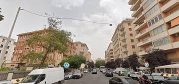 Trilocale piazza bolgna con balcone e posto auto