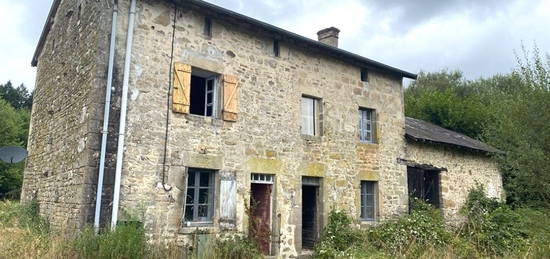 Maison en pierre à rénover avec granges