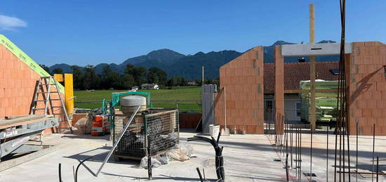 NEUBAU in Übersee am Chiemsee! 3-Zi.-ERDGESCHOSSWOHNUNG mit TERRASSE u. GARTEN.