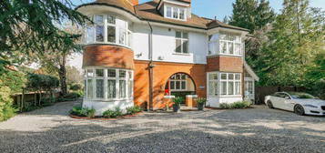 6 bedroom detached house