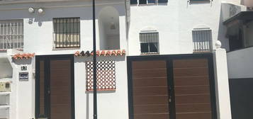 Chalet adosado en venta en calle Urano, 23