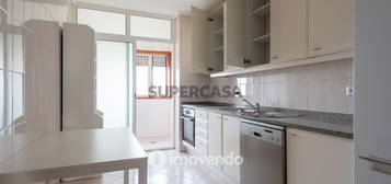 Apartamento T2+1, com garagem e cozinha equipada, em Gaia