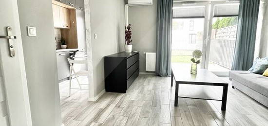 Duży jednopokojowy apartament z ogrodem/Garaż