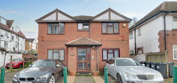 Flat to rent in Grove Road, Hounslow TW3