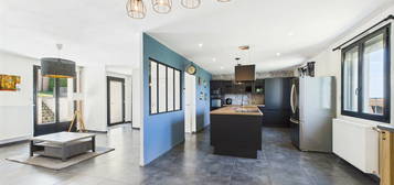 Agréable maison aux volumes généreux à Macey