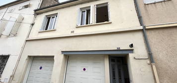 Villeneuve sur Lot, dans rue tranquille, petite maison T2 bis de 81 m2 avec garage et terrasse de 8 m². Cette maison se situe dans une rue calme proche du centre ville, rive droite. On entre par le garage (porte électrique automatique) et on peut accéder