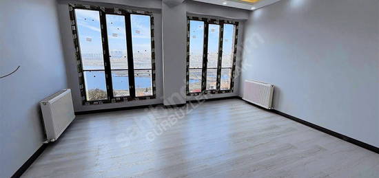 YARIMBURGAZ'DA SATILIK 2+1 GÖL MANZARALI 90M² EBV.BANYOLU DAİRE