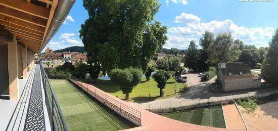 Studio meublé climatisé SENIOR uniquement vue sur la Cère