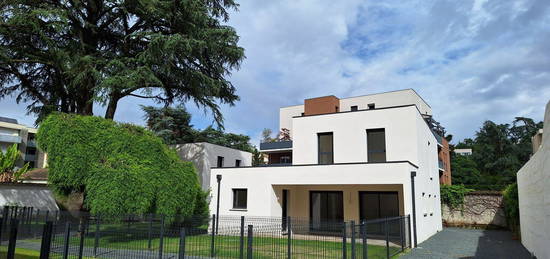 Maison contemporaine 130 m² avec jardin au centre de Tassin-la-