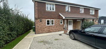 3 bedroom semi-detached house to rent