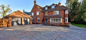 5 bedroom detached house