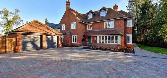 5 bedroom detached house