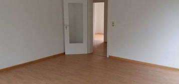 Zentral gelegene 3,5-Zimmer-Wohnung mit Wannenbad, Balkon, Aufzug, Stellplatz