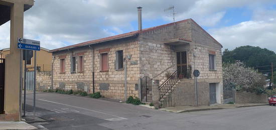 Casa indipendente in vendita in via Cairoli, 8