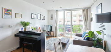 Flat for sale in Cavendish Square, London, London E16