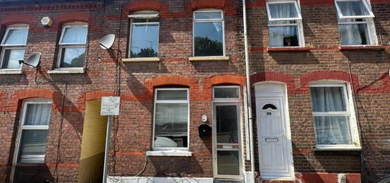 Terraced house to rent in Hartley Road, Luton LU2