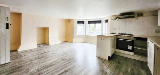 Flat to rent in Granville Road, Littlehampton BN17