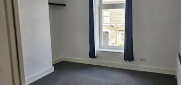 Flat to rent in Maughan Terrace, Penarth CF64