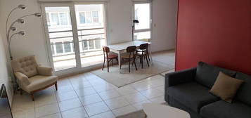 Lyon 6, immeuble 2004, T3 71 m2, 1er étage, ascenseur, balcon et parking privatif