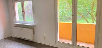 Frisch renoviert - Zwei Zimmer mit Balkon...!