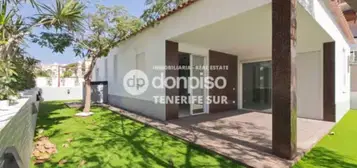 Casa en Cerca de Campo de Golf y Puerto.