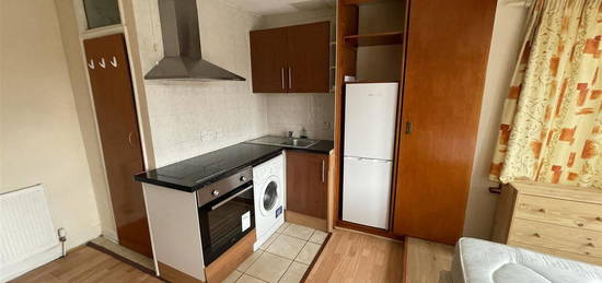 Property to rent in Broad Walk, Heston, Hounslow TW5